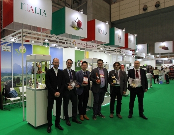 Im Bild: Aussteller auf der Foodex Messe in Japan